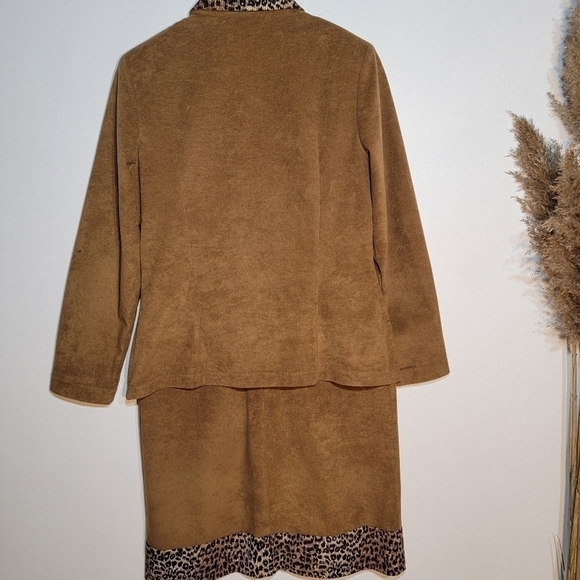 VINTAGE Daniel Laurent dress, matching zip-up blazer. Tan suede/leopard print - Picture 12 of 16